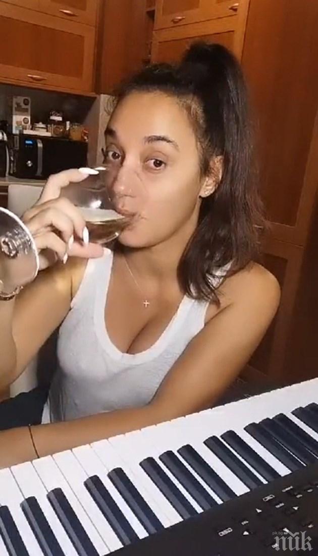 Мария Илиева пие вино с феновете