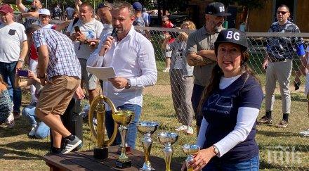 херо мустафа играе бейзбол софия