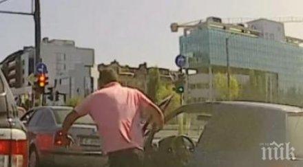 екшън софия бабаит раздава юмруци светофар видео