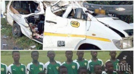 осем млади футболисти загинаха падане автобус река