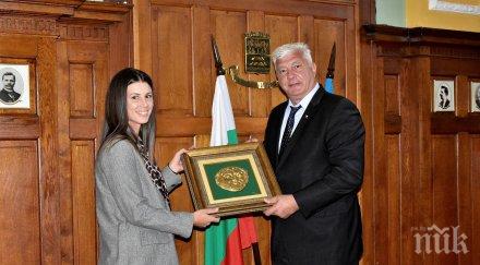 кметът пловдив подарък пиронкова владетел носи късмет париж снимки