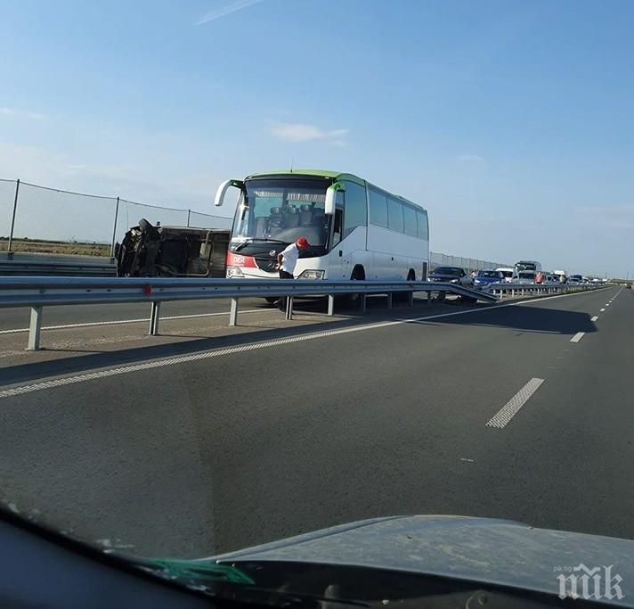 Кола и автобус се помляха на АМ Струма, няма пострадали