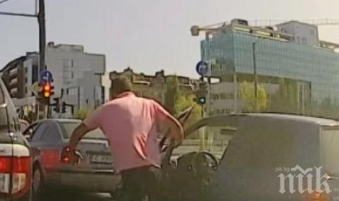 ЕКШЪН В СОФИЯ: Бабаит раздава юмруци на светофар (ВИДЕО)