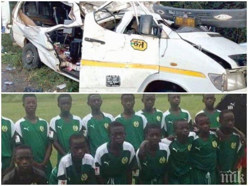 Осем млади футболисти загинаха след падане на автобус в река 