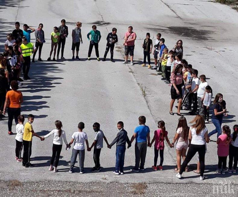 Ученици се включиха в кампания за нула загинали на пътя (СНИМКИ)