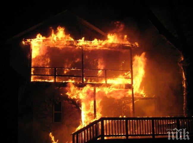 Пожар, предизвикат от печка на твърдо гориво, изпепели къщата на