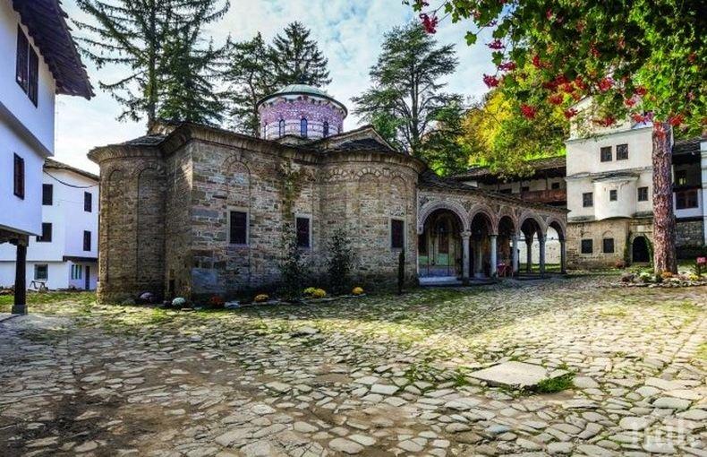 Миряни от цялата страна се стичат в Троянския манастир в памет на Патриарх Неофит