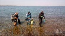 Екип от ВМС обезвреди морска мина в морето край Созопол (СНИМКИ)