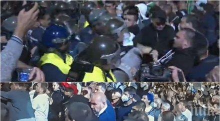 извънредно пик агитките тръгнаха напред замерят полицаите бутилки камъни снимки