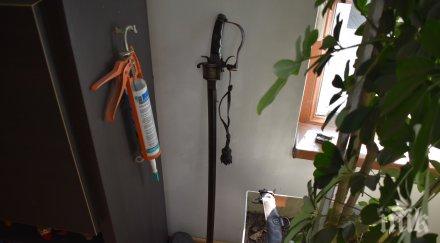 мъж пробва продаде уникална револверна сабя закопчаха снимки