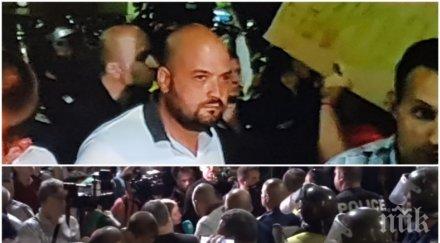 първо пик метежниците опитват нахлуят старата сграда народното събрание обновена снимки