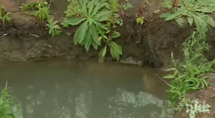питейна вода излива дворовете село жедна заради стар водопровод