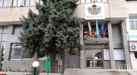 полицаи охраняват изборните секции септември стрелча неделя