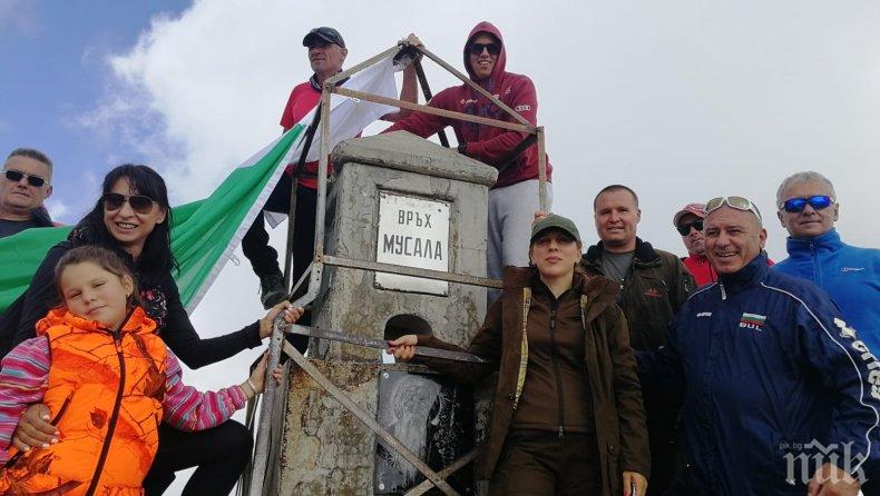 Вицепремиерът Марияна Николова развя знамето за независимостта от Мусала (СНИМКИ)

