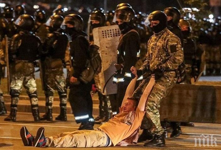 Полицията в Минск изкара водни оръдия срещу демонстранти и започна арести