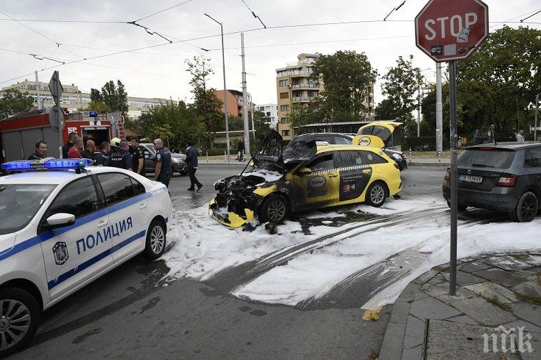 УЖАСЯВАЩ СБЛЪСЪК: Такси пламна след удар с трамвай в София (СНИМКИ)