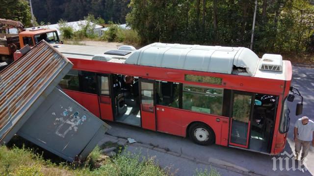 Автобус на Рожен Експрес сгъна спирка в Смолян (СНИМКИ)