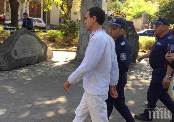 Полиция изведе протестър антиваксер от възстановката за празника в Пловдив