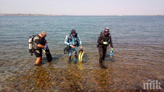 Екип от ВМС обезвреди морска мина в морето край Созопол (СНИМКИ)