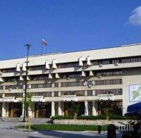 Служителите от три общински дирекции сложиха началото на акция по почистване на Русе