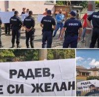 НЕЖЕЛАН: Освиркаха Радев в Свищов! Разединителят на нацията посрещнат с викове и плакати  