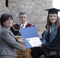 Караянчева връчи дипломите на първия випуск на филиала на Русенския университет във Видин (СНИМКИ)