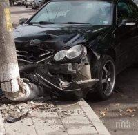 Мерцедес пречупи стълб край магазин в Симеоновград