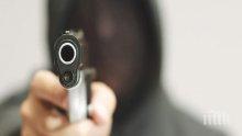 Задържаха трима за грабеж, нахлули с пистолет в павилион