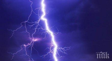 мълния възпламени навес