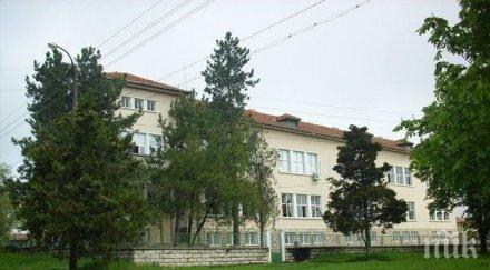 шокиращо ученици гонят дете нож христо ботев баница