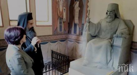 Цвета Караянчева посети гробницата–мавзолей на първия председател на Народното събрание (СНИМКИ)