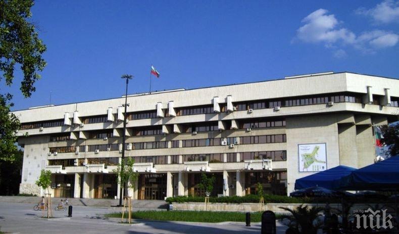 Служителите от три общински дирекции сложиха началото на акция по почистване на Русе