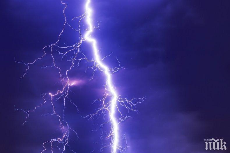 ШОК! Мълния уби жена в САЩ, докато чакаше детето си да излезе от училище