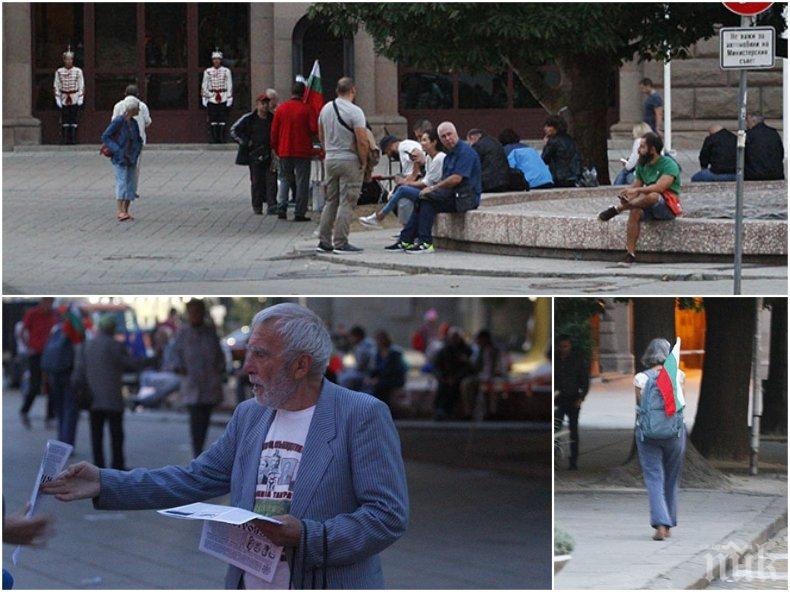 Йоло Денев сам на метежа днес - привлича минувачи с брошури (СНИМКИ)