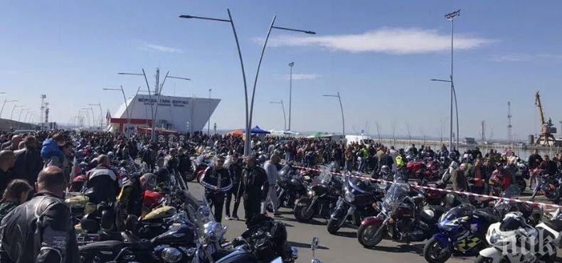 Мотористи от Бургас почетоха паметта на загиналите на пътя