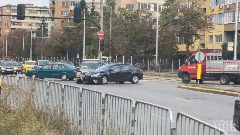 МЕЛЕ В СОФИЯ: Две коли се помляха и задръстиха ключово кръстовище (ВИДЕО/СНИМКИ)