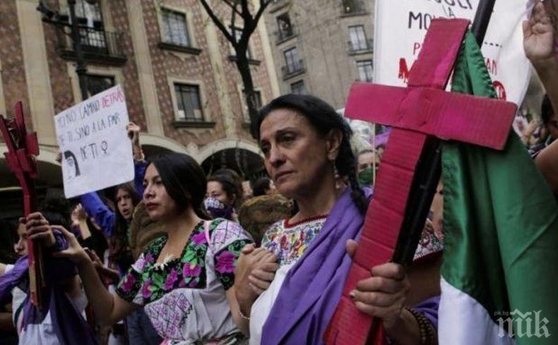Сблъсъци по време на протест за легализиране на абортите в Мексико