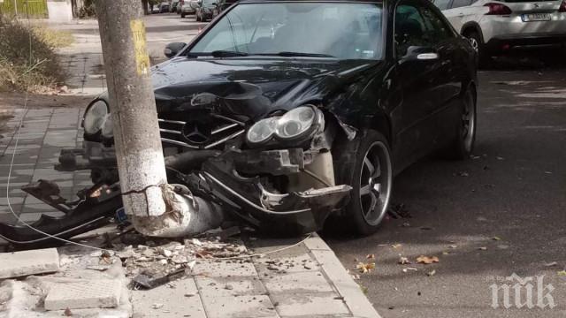 Мерцедес пречупи стълб край магазин в Симеоновград