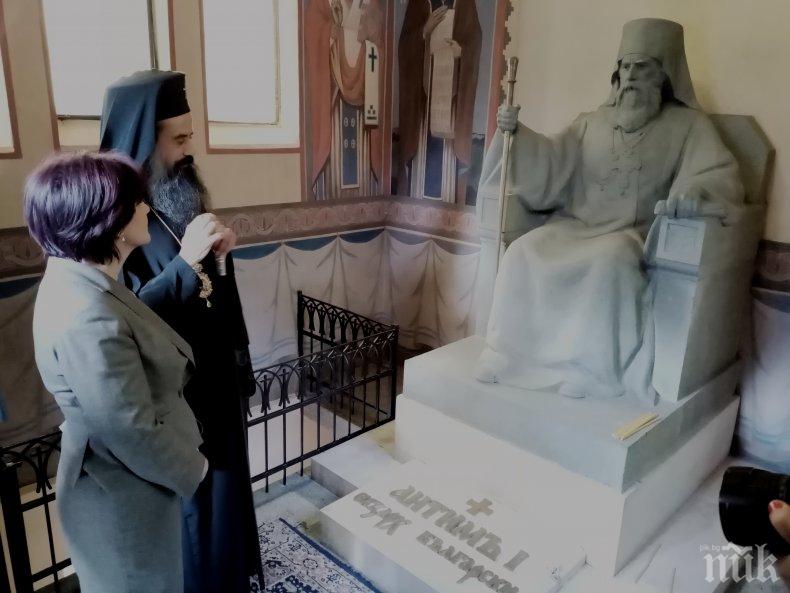 Цвета Караянчева посети гробницата–мавзолей на първия председател на Народното събрание (СНИМКИ)