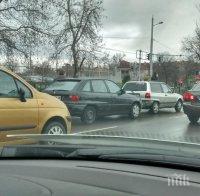 ОТ ПОСЛЕДНИТЕ МИНУТИ: Катастрофа затапва трафика в центъра на Пловдив (СНИМКИ)