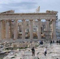 Затвориха Акропола заради жегите, човек припадна (ВИДЕО)
