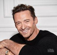 Хю Джакман позира чисто гол в реклама на обувки (СНИМКИ)