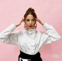 Михаела Маринова показва 