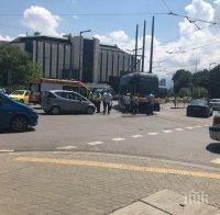 Линейка и кола се помляха до НДК, има пострадал