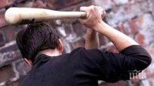 Старо радио "Респром" разпали селска вечеринка - пияна жена наду музиката, съсед й направи забележка, тя го халоса с дървен кол