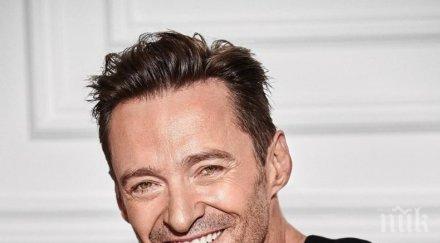 джакман позира чисто гол реклама обувки снимки