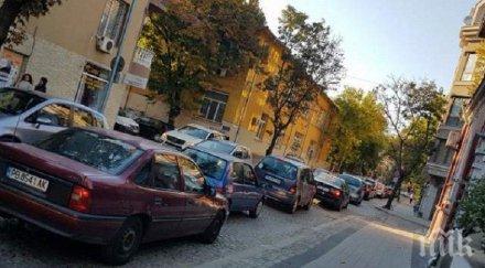 пълен шаш просяк тормози шокира шофьори пловдив всеки ден различна гипсирана ръка понякога