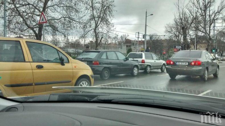 ОТ ПОСЛЕДНИТЕ МИНУТИ: Катастрофа затапва трафика в центъра на Пловдив (СНИМКИ)