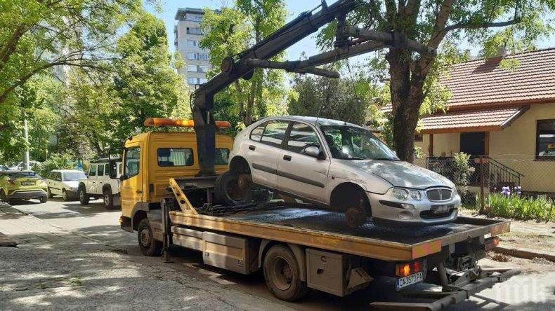 Тръгват хайки за паркирани по тротоари и в градинки коли в София
