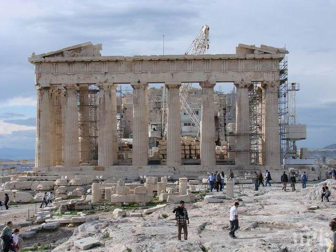 Затвориха Акропола заради жегите, човек припадна (ВИДЕО)